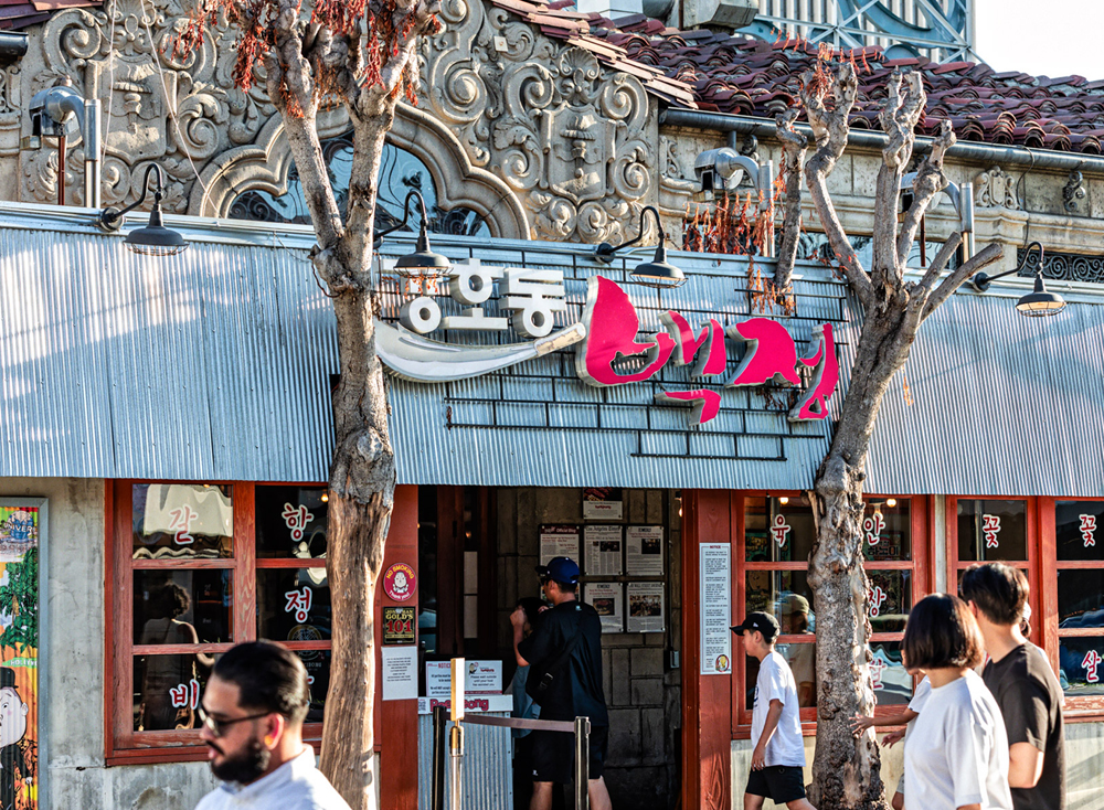 Exterior photo of a Korean restaurant in Los Angeles
